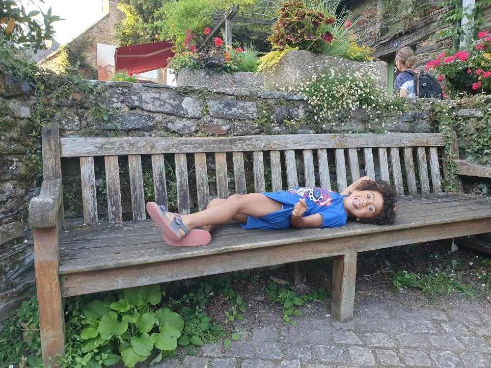 Adao allongé sur un banc